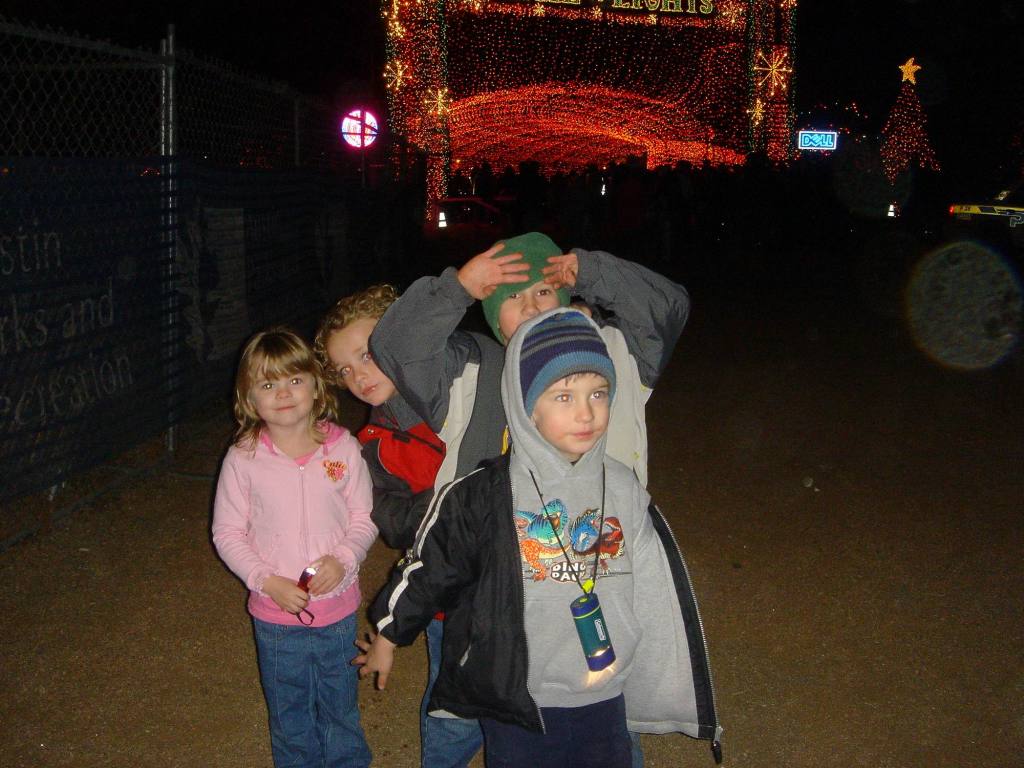 2005/12(Dec)/01(Christmas-Lights)/02(AustinTrail Lights)/1024x768_2005-12-22-17.JPG